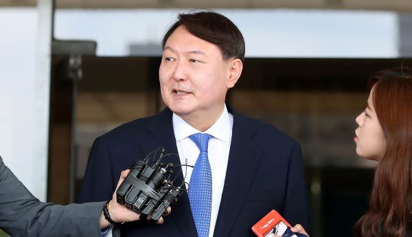 윤석열 서울중앙지방검찰청장이 신임 검찰총장 후보자로 지명된 6월 17일 서울중앙지방검찰청을 나서며 취재진의 질문에 답변하고 있다. /뉴시스