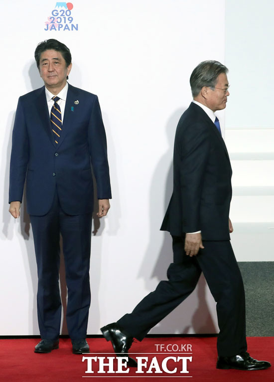 전문가들은 이번 일본의 경제보복에 대해 복합적인 한일관계 악화를 이유로 꼽았다. 지난달 28일 일본 오사카에서 열린 G20 정상회의 공식환영식에서 의장국인 아베 총리와 악수한 뒤 행사장으로 향하는 문재인 대통령. /뉴시스