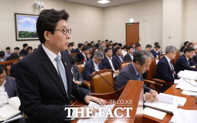 야당 의원들은 인천 붉은 수돗물 사태와 관련해 조명래 환경부 장관에게 질의했다. 의원들은 기술진단 부실과 형식적인 실태점검을 문제 삼아 개선을 촉구했다. /뉴시스