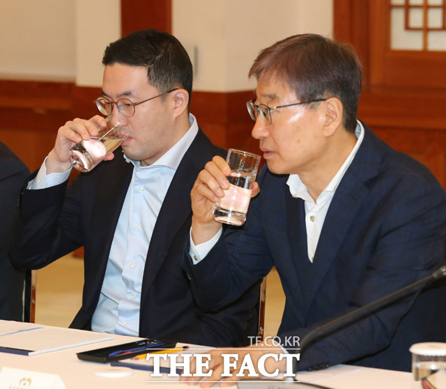 구광모 LG그룹 회장과 윤부근 삼성전자 부회장이 경제계 주요 인사 초청 간담회에 참석해 물을 마시고 있다. /뉴시스
