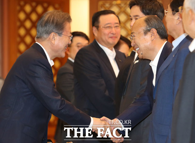 문재인 대통령과 김승연 한화그룹 회장이 악수하고 있다. /뉴시스