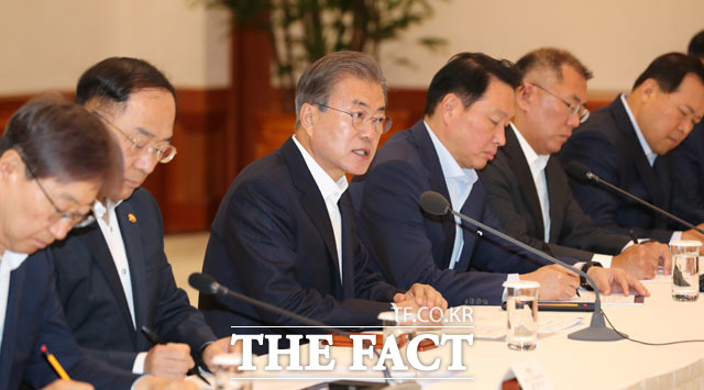 문재인 대통령이 10일 청와대 충무실에서 열린 경제계 주요 인사 초청 간담회에서 모두발언을 하고 있다. 사진 왼쪽부터 윤부근 삼성전자 부회장, 홍남기 경제부총리, 문재인 대통령, 최태원 SK그룹 회장, 정의선 현대자동차그룹 수석부회장, 황각규 롯데지주 부회장. /뉴시스