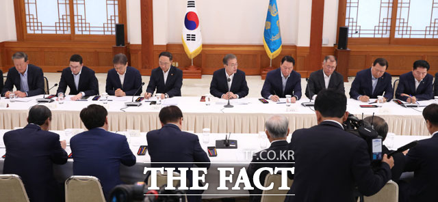 문재인 대통령이 10일 청와대 충무실에서 열린 경제계 주요인사 초청 간담회에서 모두발언하고 있다. 이날 간담회는 문 대통령이 일본 수출 규제로 인한 기업의 고충을 듣고 현실적인 대처 방안에 대해 논의하기 위해 열렸다. /뉴시스/뉴시스