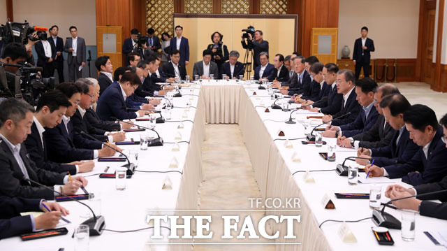 문재인 대통령과 30대 기업인들이 지난 10일 청와대에서 일본의 수출 규제에 대한 대책을 논의하고 있다. /뉴시스.