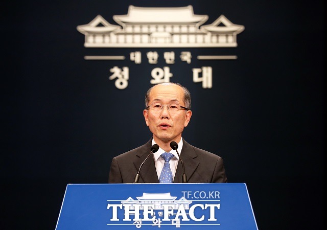 김유근 국가안전보장회의 사무처장이 12일 청와대 춘추관에서 일본 수출규제 조치 관련 브리핑을 하고 있다. /뉴시스