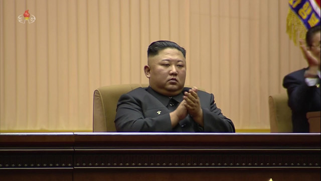 북한이 새로 개정한 헌법을 공개했다. 김정은 북한 국무위원장이 공식적인 국가수반이라는 부분이 추가됐다. 조선중앙TV가 보도한 김 위원장의 모습. /뉴시스. 조선중앙TV