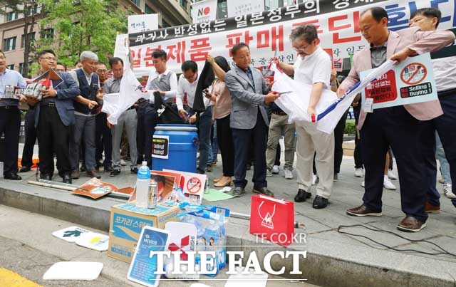 반면, 우리 정부는 WTO 여론전에 집중하고 있다. 15일 주한 일본대사관 앞에서 한국중소상인자영업자총연합회 회원들이 일본기업 제품을 쓰레기통에 버리는 퍼포먼스를 하고 있다. /뉴시스