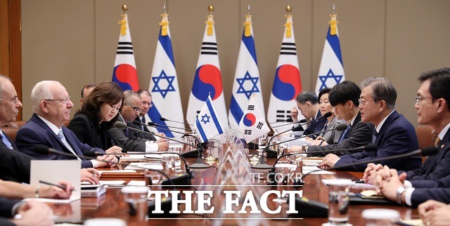 문재인 대통령이 15일 청와대 집현실에서 레우벤 리블린 이스라엘 대통령과 정상회담을 하고 있다. /뉴시스