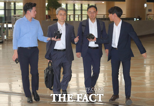 일본 정부는 사실상 화이트리스트카드를 꺼내들었다. 전찬수(오른쪽) 산업통상자원부 무역안보과장과 한철희 동북아통상과장이 12일 한일 전략물자 수출 통제 과장급 실무회의에 참석차 일본으로 출국하고 있다. /뉴시스