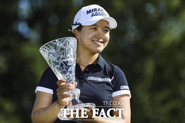 빨간 바지 마술사 김세영이 5일(한국시간) 미국 오하이오주 실베이니아의 하일랜드메도스GC에서 열린 LPGA투어 마라톤클래식에서 우승 트로피를 들어올리고 있다./실베이니아(미 오하이오주)=AP. 뉴시스