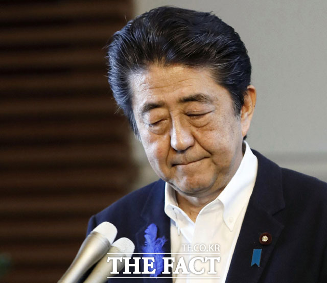 일본 내각의 지지율은 하락했지만, 한국에 대한 수출규제는 타당하다는 여론조사 결과가 나왔다. 아베 신조 일본 총리가 9일 일본 도쿄 총리관저에서 기자회견을 하고 있다. /AP.뉴시스