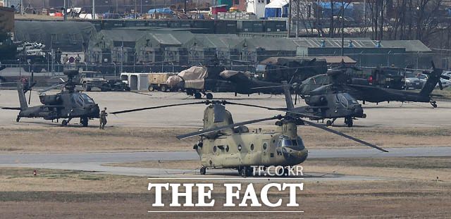 전문가들은 실무협상이 한미연합훈련 뒤가 될 것이라고 전망했다. 한미연합훈련의 일환으로 대규모 상륙작전 쌍룡훈련이 실시된 지난해 경기 평택 미8군사령부에 아파치(AH-64) 헬기와 치누크가 계류되어 있다. /뉴시스
