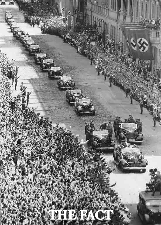 세계2차대전의 원인으로 많은 사람들은 아돌프 히틀러를 뽑곤 한다. 히틀러가 1940년 당시 카 퍼레이드를 하고 있는 장면. /AP.뉴시스