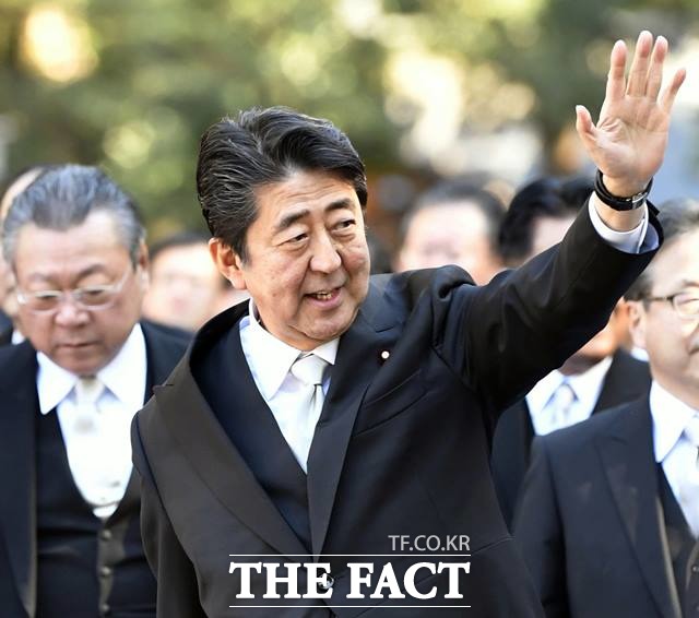 2019년 1월 아베 신조 일본 총리가 일본 보수 성지로 알려진 이세 신궁을 참배하며 시민들을 향해 손을 들어 인사하고 있다./AP.뉴시스