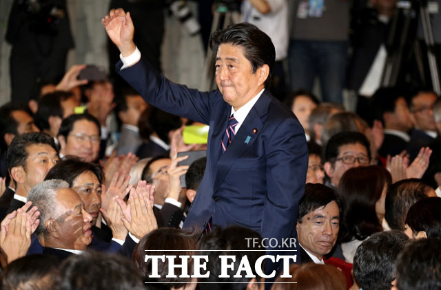 아베 신조 일본 총리의 자민당이 참의원 선거에서 승리를 거둠에 따라 향후 한일관계가 더 악화될 것이란 전망이 나오고 있다. 사진은 지난 2018년 아베 총리가 자민당 총재로 선임될 당시 모습. /도쿄=AP.뉴시스
