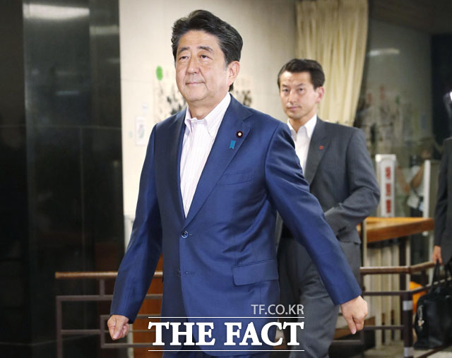 일본 참의원 선거로 자민당이 다수를 유지하게 됐다. 선거 직후 아베 총리의 모습. /AP.뉴시스