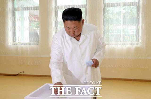 북한 조선중앙통신은 김정은 국무위원장이 지난 21일 도·시·군인민회의 대의원선거를 위해 함경남도 제201호 선거구 제94호분구선거장에서 선거에 참가했다고 22일 보도했다. /노동신문.뉴시스