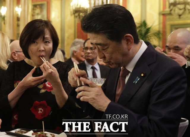 아베 신조 일본 총리가 참의원 선거를 하루 앞둔 20일 불고기를 먹었다는 보도가 나왔다. 아베 총리와 아키에 여사가 식사를 하고 있는 모습. /AP.뉴시스