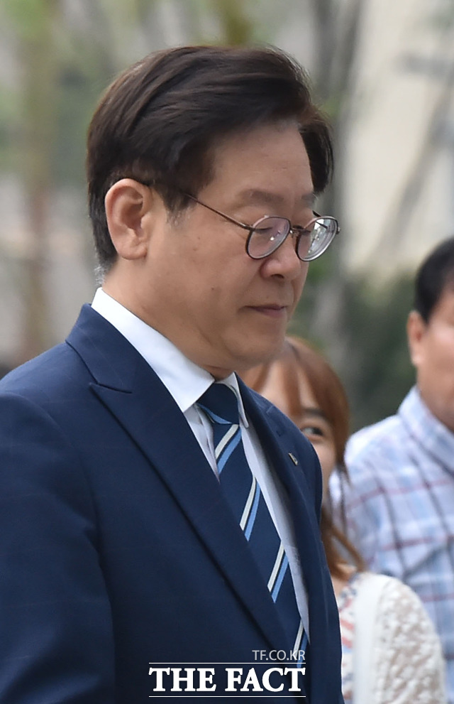 직권남용과 공직선거법 위반 혐의에 대해 무죄 판결을 받은 이재명 경기지사가 24일 오전 경기도 수원시 영통구 수원고등법원에서 열린 항소심 3차 공판에 출석하고 있다. /뉴시스