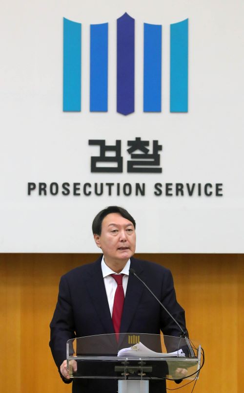 윤석열 신임 검찰총장이 25일 오후 서울 서초구 대검찰청 대회의실에서 열린 취임식에 참석, 취임사를 하고 있다. /뉴시스