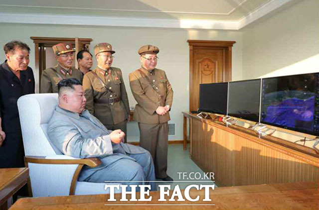 26일 북한 매체들은 김정은 국무위원장이 전날 신형전술유도무기 위력시위사격을 지도했다고 보도했다. /뉴시스·노동신문