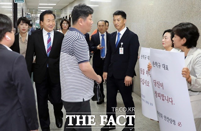 바른미래당 당원들이 지난 26일 서울 여의도 국회에서 열린 바른미래당 최고위원회의에 참석하는 손학규 대표에게 당을 떠나라며 복도에서 항의 시위를 하고 있다. /뉴시스