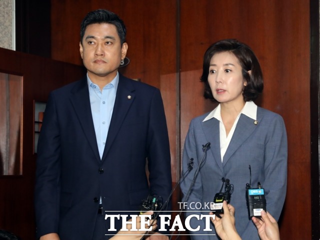 일하지 않는 국회라는 부정적 여론이 확산하는 가운데 한국당과 바른미래당은 원포인트 안보 국회를 제안했다. 이에 민주당은 추경안을 같이 하자고 제안한 상태다. /뉴시스