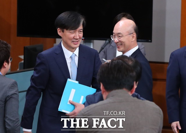 김조원 신임 대통령비서실 민정수석과 조국 전 민정수석(왼쪽)이 26일 청와대 춘추관 대브리핑룸에서 인사 발표를 마친 후 기자들과 인사하고 있다. /뉴시스