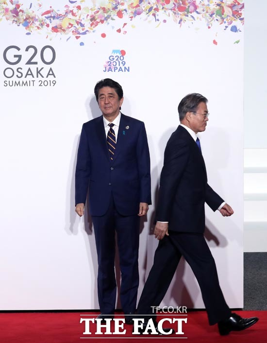 일본이 8월 2일 우리 정부를 화이트리스트에서 배제할 것으로 보인다. 문재인 대통령이 지난달 28일 오전 인텍스 오사카에서 열린 G20 정상회의 공식환영식에서 의장국인 일본 아베 신조 총리와 악수한 뒤 행사장으로 향하고 있는 모습. /뉴시스