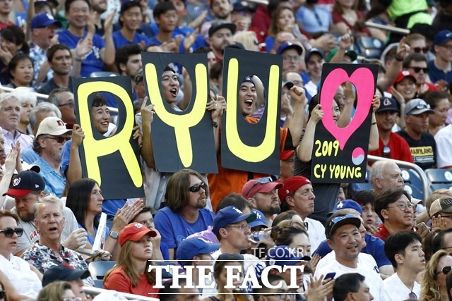 27일 류현진이 워싱턴과 원정경기에 선발 등판하자 팬들이 2019사이영상 수상을 희망하는 응원을 하고 있다./워싱턴=AP.뉴시스