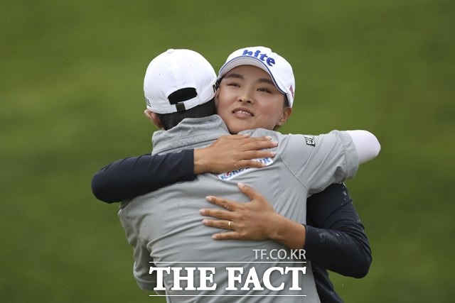 고진영이 18번홀에서 우승을 확정지은 뒤 동반 플레이를 펼친 박성현의 축하 포옹을 받고 있다./AP.뉴시스