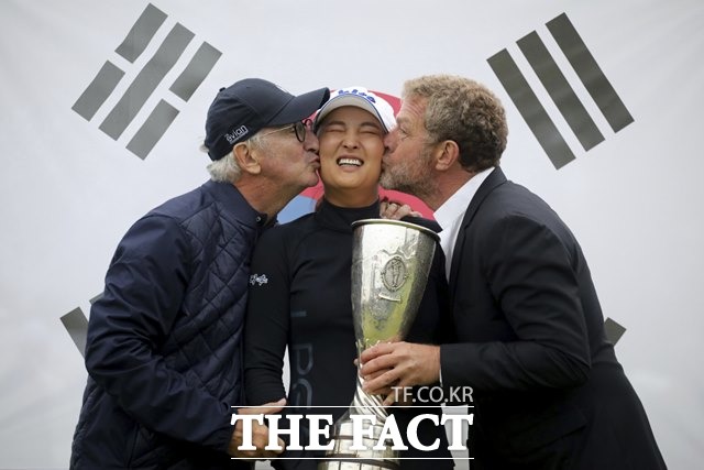 29일 역전 우승을 한 뒤 대회 관계자들로부터 축하 키스를 받는 고진영./에비앙=AP.뉴시스
