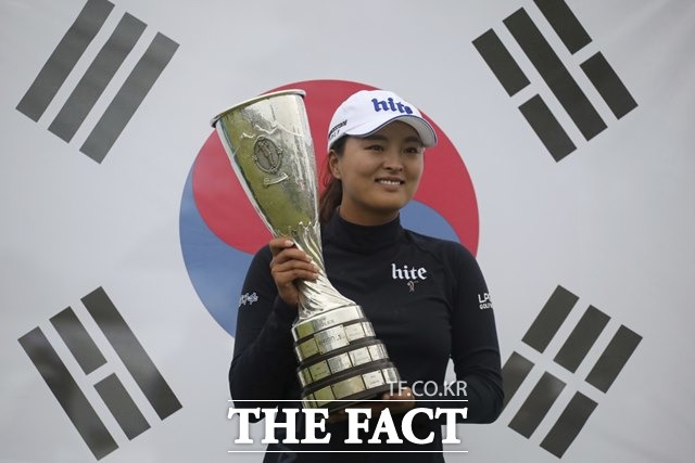 고진영이 29일 끝난 LPGA투어 에비앙 챔피언십에서 4타 차 역전 우승을 거둔 뒤 태극기를 배경으로 우승 트로피를 들고 있다./에비앙(프랑스)=AP.뉴시스