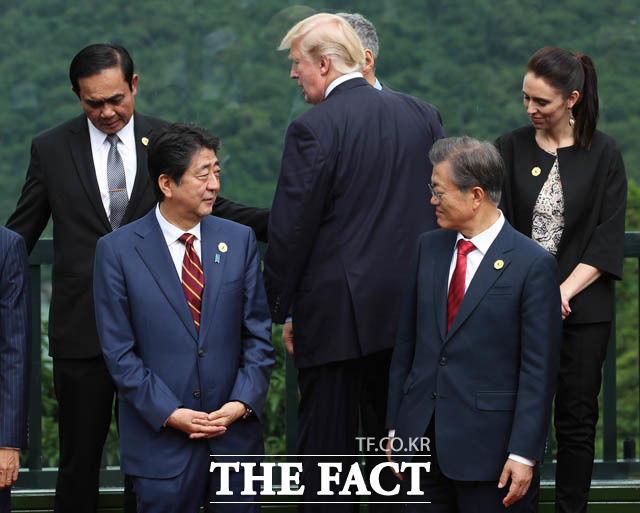 다만, 미국 외신이 제시하는 방식이 우리 정부 입장과는 다소 차이가 있다. 지난 2017년 열린 아시아태평양경제협력체(APEC) 정상회의에서 문재인 대통령과 아베 신조 일본 총리. /뉴시스
