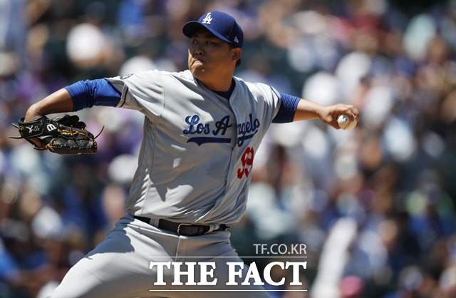 류현진이 1일 오전(한국시간) 쿠어스필드에서 열린 콜로라도 로키스와 원정 경기에 다저스의 선발 투수로 나서 6이닝 무실점 역투를 하며 쿠어스필드 악몽 퇴치에 나서고 있다./덴버(미 콜로라도주)=AP.뉴시스