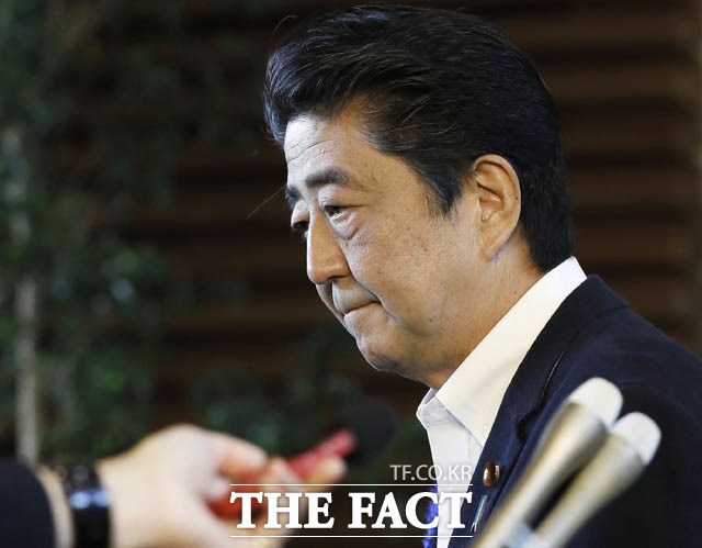 일본 정부가 2일 한국을 화이트리스트에서 제외하기로 결정했다. 아베신조가 지난 7월 기자회견을 하는 모습. /AP.뉴시스