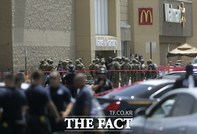 3일(현지시간) 미국 텍사스주 엘패소의 대형 쇼핑몰에서 총기난사로 20명이 사망하고 26명이 다쳤다. 현지 경찰이 용의자를 확보해 혐오 범죄 가능성을 두고 조사에 나섰다. /AP·뉴시스