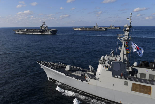 한국 해군이 지난 2015년 이후 7년 만에 일본 해상자위대의 국제관함식에 참석한다. 사진은 세종대왕함(오른쪽)이 한미해군의 연합훈련에 참가한 세종대왕함(오른쪽) 모습. /뉴시스