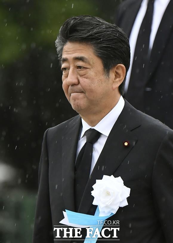 아베 신조 일본 총리가 6일 일본 히로시마의 히로시마 평화 기념공원에서 열린 히로시마 원폭 투하 74주기 행사에 참석해 연설을 마치고 행사장을 나서고 있다. /히로시마=AP.뉴시스