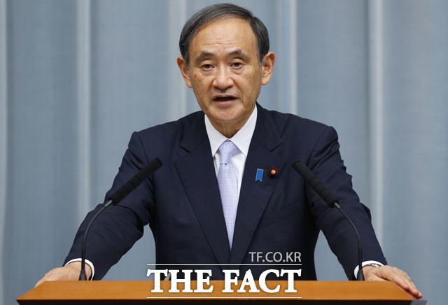 스가 요시히데 일본 관방장관이 7일 화이트리스트 공포 직후 한국에 대한 경제보복이 아니다라고 주장했다. 스가 관방장관이 기자회견을 하고 있는 모습. /AP·뉴시스