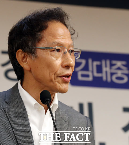 7일 오전 서울 여의도 국회 의원회관에서 열린 김대중 대통령 서거 10주기 한일관계, 진단과 해법 특별  강연에서 강상중 도쿄대 명예교수가 특별강연을 하고 있다. 강 교수는 이날 한일갈등의 해법으로 북한이 열쇠를 쥐고 있다고 발언했다. /뉴시스