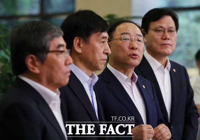 홍남기(오른쪽 두번째) 경제부총리가 7일 오전 서울 중구 은행연합회관에서 열린 긴급 거시경제 금융회의를 마친 후 취재진의 질문에 답하고 있다. 사진은 이날 회의에 참석한 윤석헌 금융감독원장, 이주열 한국은행 총재, 홍남기 경제부총리, 최종구 금융위원장(왼쪽부터). /뉴시스