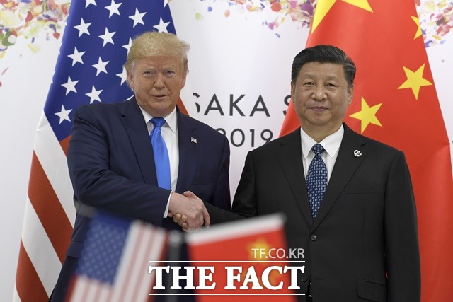 IMF는 9일(현지시간) 미국이 아직 추가관세를 매기지 않은 중국에서 수입하는 제품에 추가로 제재관세를 부과할 경우 중국의 경제성장률이 하락할 것이라고 전망했다. 도널드 트럼프 미국 대통령(왼쪽)과 시진핑 중국 국가주석이 지난 6월 29일 주요 20개국(G20) 정상회담이 열린 일본 오사카에서 정상회담을 위해 만나 악수를 하는 모습. /AP·뉴시스