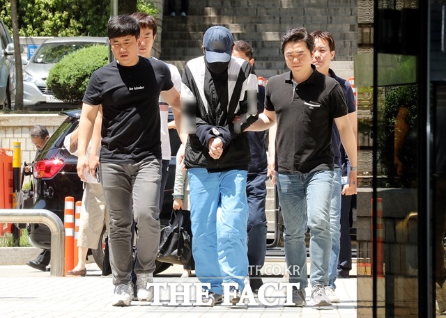 조모(30) 씨는 12일 첫 공판기일에 수의 차림으로 출석했다. 사진은 지난 5월 서울중앙지법에서 열린 영장실질심사에 출석 중인 조씨의 모습. /뉴시스