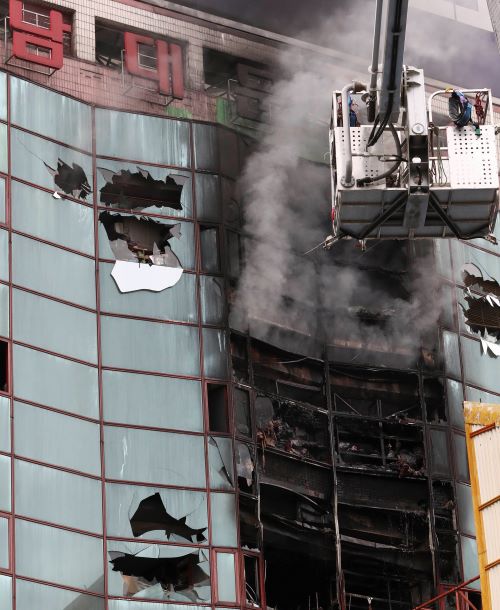 15일 서울시 중구 퇴계로 남대문오피스텔에 화재 발생 연기가 피어 오르고 있다. /뉴시스