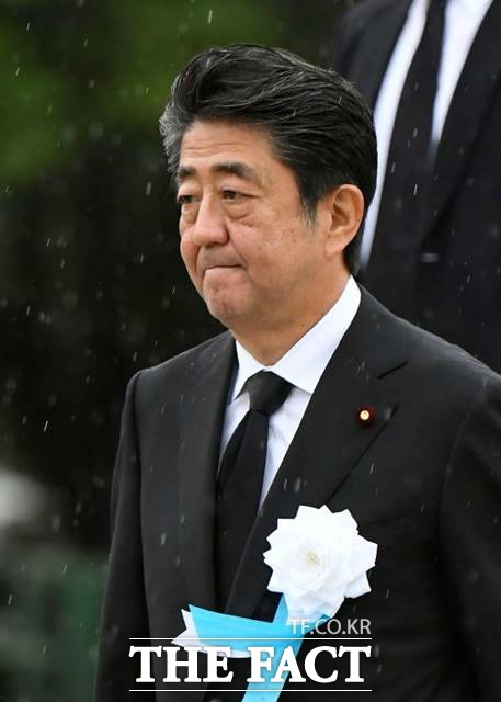 아베 신조 일본 총리가 6일 일본 히로시마의 히로시마 평화 기념공원에서 열린 히로시마 원폭 투하 74주기 행사에 참석해 연설을 마치고 행사장을 나서고 있다./ 뉴시스