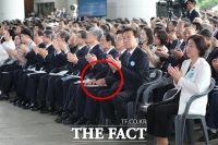  [TF이슈] 황교안 '文 격려 박수' 무시?… 여야 공방 