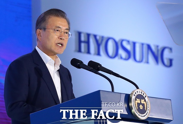 문재인 대통령이 20일 전북 전주 효성첨단소재 전주공장에서 열린 탄소섬유 신규 투자 협약식에 참석하여 격려사를 하고 있다. /뉴시스