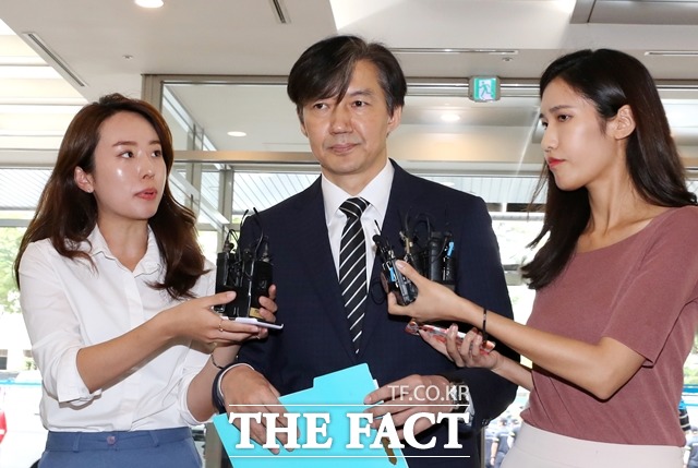 조국(54) 법무부 장관 후보자가 21일 오전 서울 종로구 인사청문회 준비 사무실로 출근하고 있다. /뉴시스