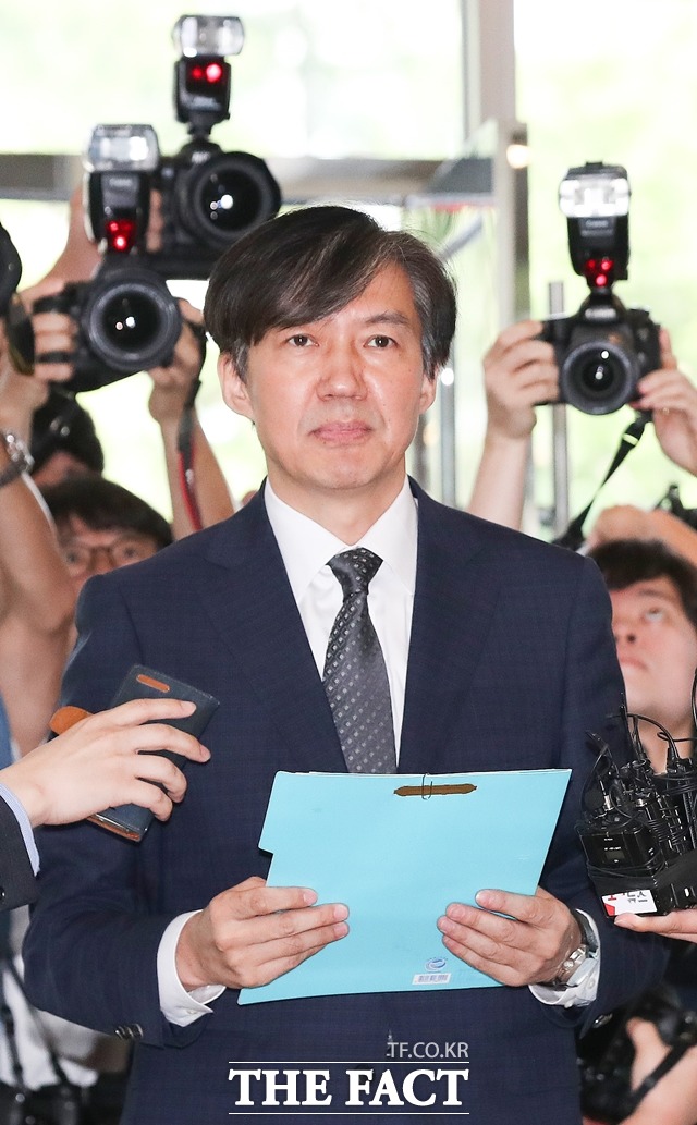 조국(54) 법무부 장관 후보자가 22일 오전 서울 종로구 적선동에 위치한 인사청문회 준비 사무실로 출근하며 각종 의혹과 관련된 입장을 밝히고 있다. /뉴시스